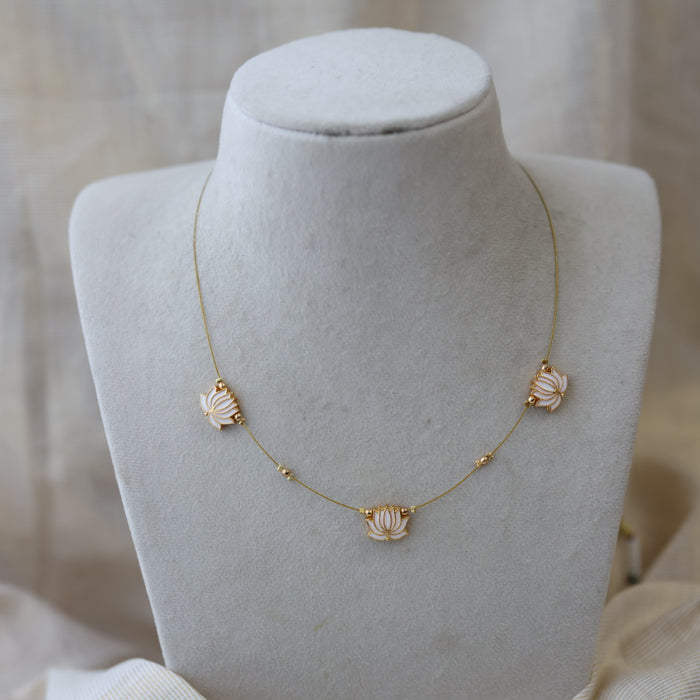 Heritage lotus design invisible short necklace IN8484