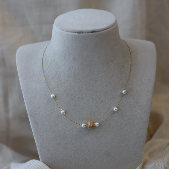 Heritage white stone invisible short necklace IN38944