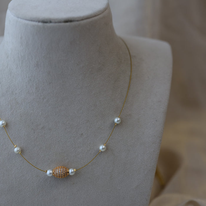 Heritage white stone invisible short necklace IN38944
