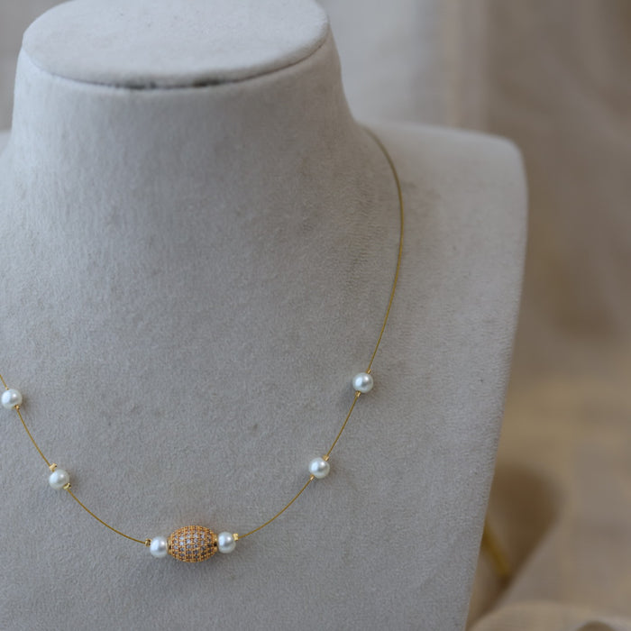 Heritage white stone invisible short necklace IN38944