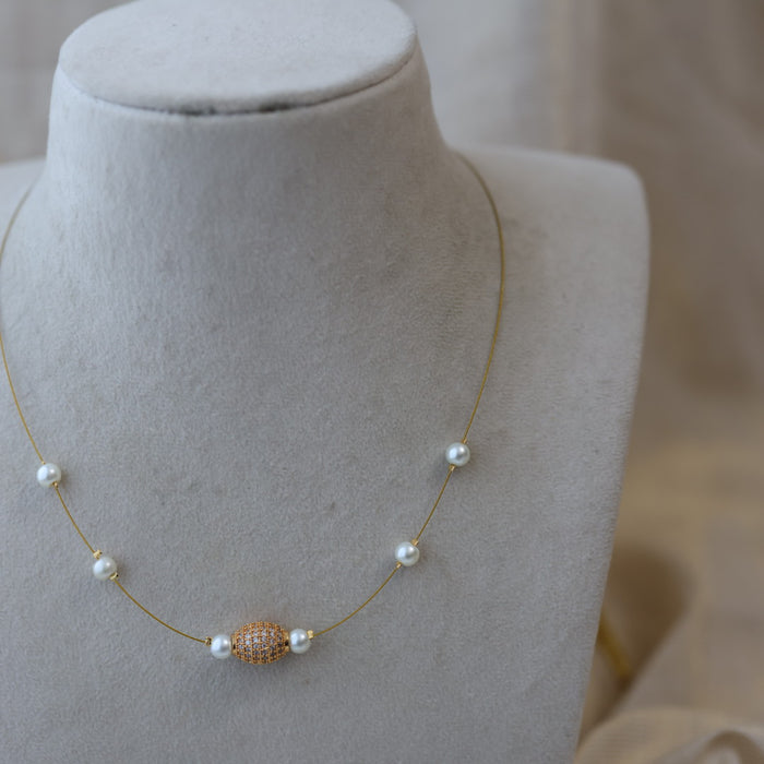 Heritage white stone invisible short necklace IN38944