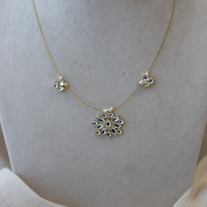 Heritage white stone invisible short necklace IN9900