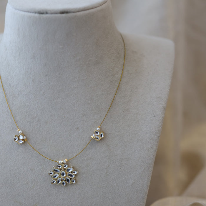 Heritage white stone invisible short necklace IN9900