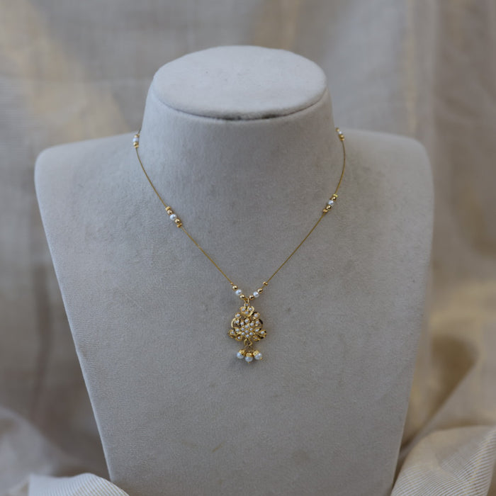 Heritage white stone invisible short necklace IN3344