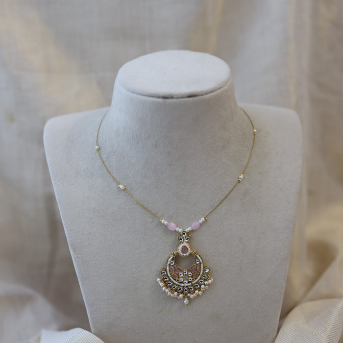 Heritage white stone invisible short necklace IN3455