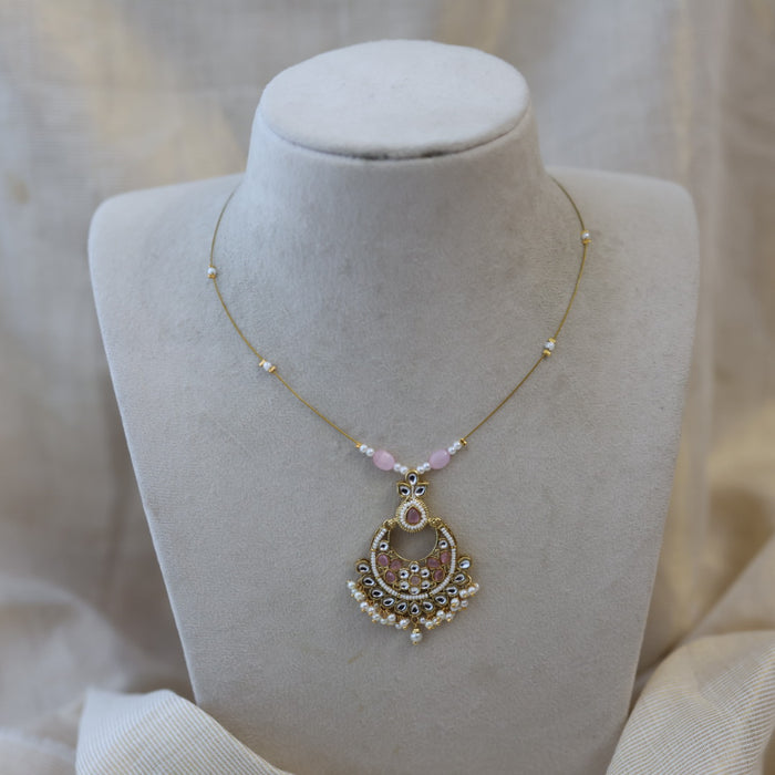 Heritage white stone invisible short necklace IN3455