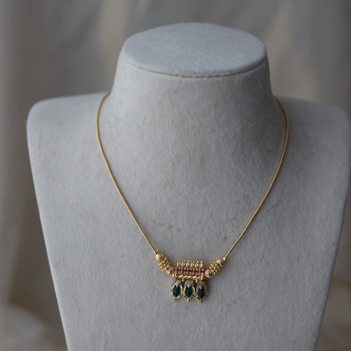 Heritage gold plated green stone short necklace H14566