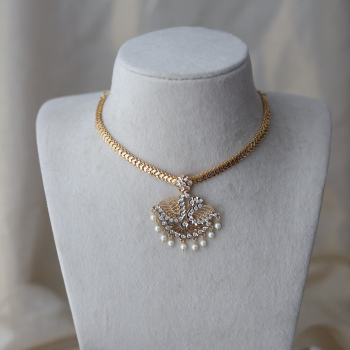 Heritage gold plated white stone short necklace H453