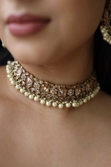 Trendy short necklace with earrings and tikka 2378988