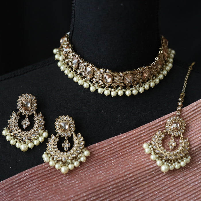 Trendy short necklace with earrings and tikka 2378988