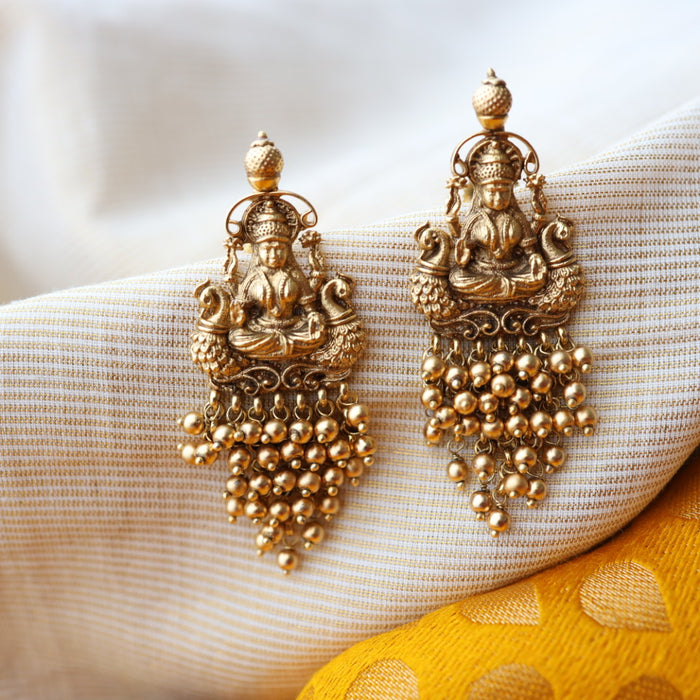 Antique gold studd earrings AD008