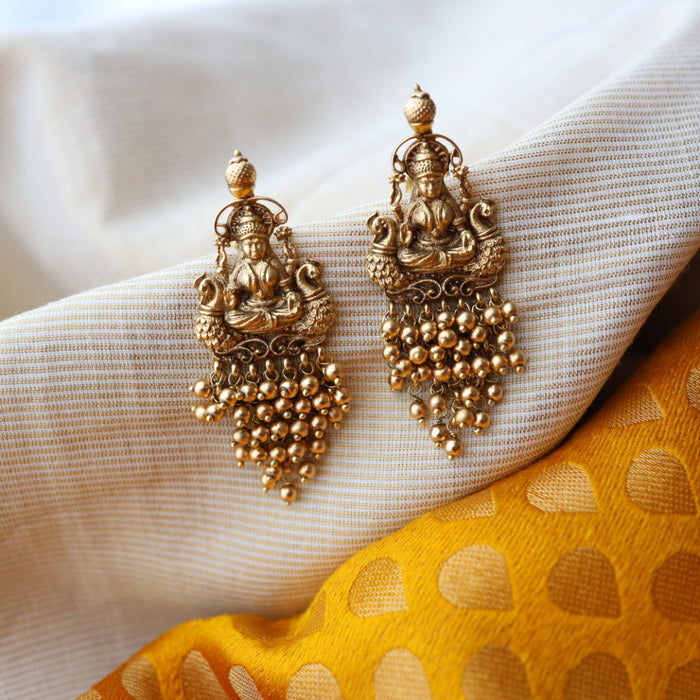 Antique gold studd earrings AD008