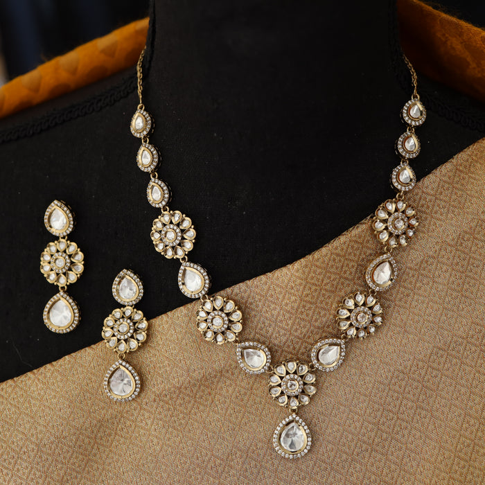 Trendy short necklace with earrings 883223