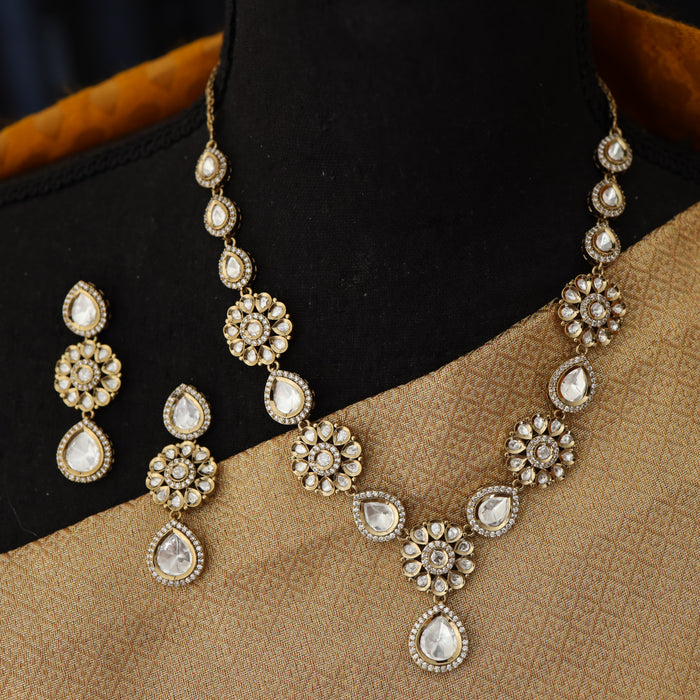 Trendy short necklace with earrings 883223