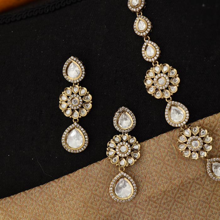 Trendy short necklace with earrings 883223