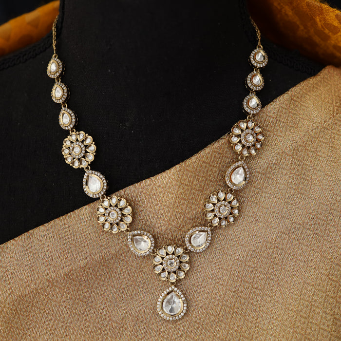 Trendy short necklace with earrings 883223