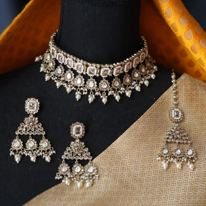 Trendy choker necklace with earrings and tikka 165473