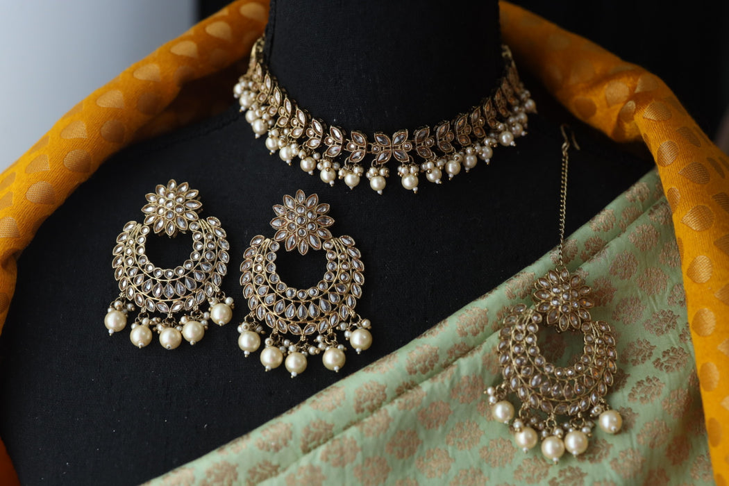 Trendy choker necklace with earrings and tikka 146588