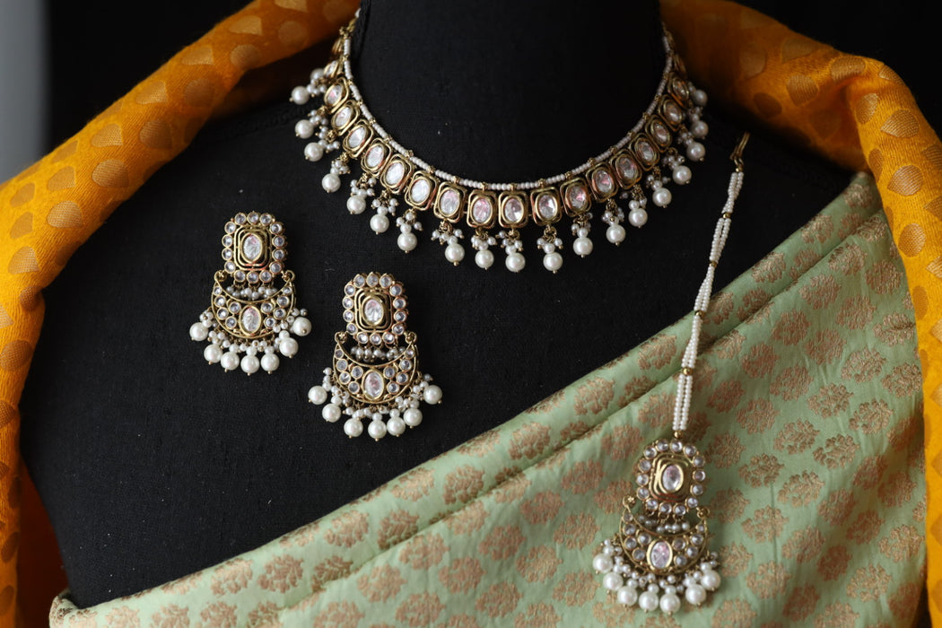 Trendy white bead short necklace with earrings and tikka 234898
