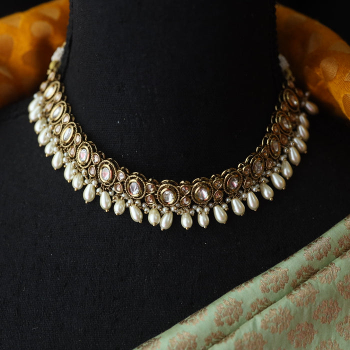 Trendy short necklace with earrings and tikka 43221