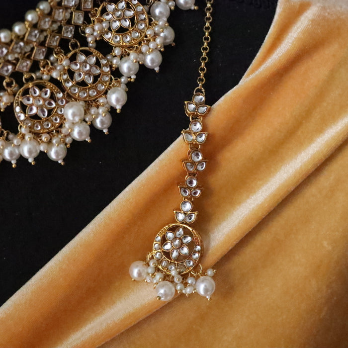 Trendy short necklace with earrings and tikka 134503