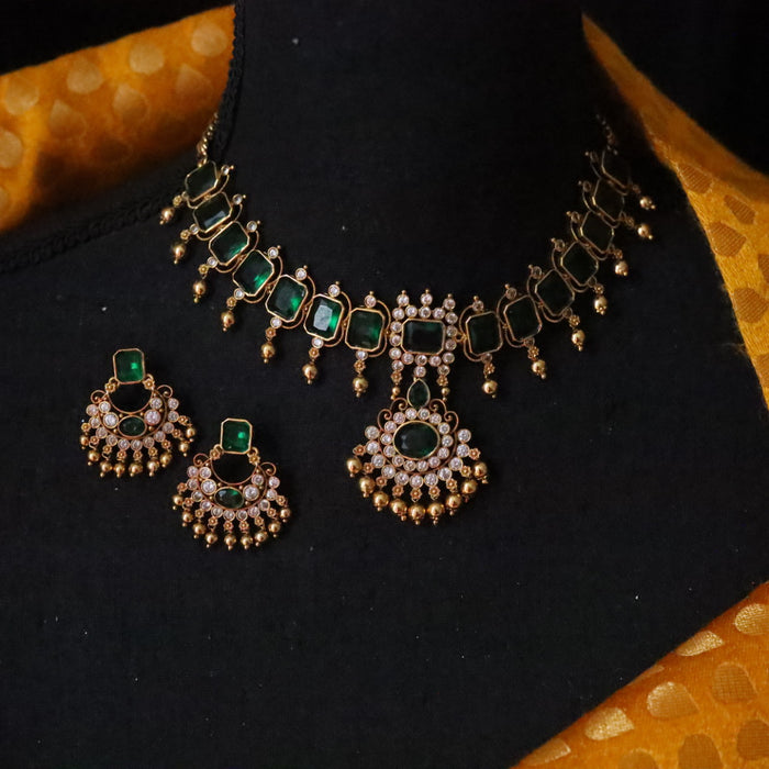 Antique green stone short necklace and earrings 143600