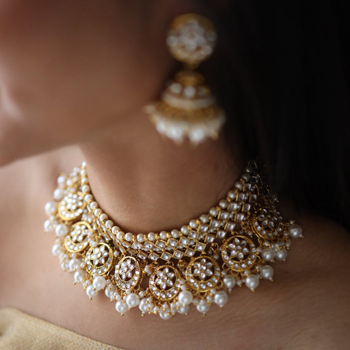Trendy short necklace with earrings and tikka 134503