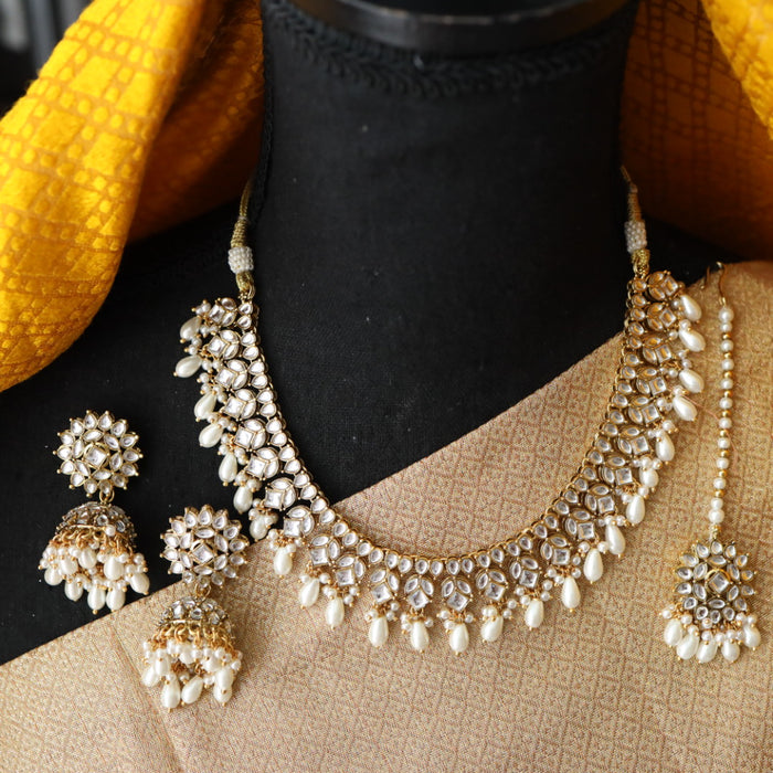 Heera white stone kundan short necklace with earrings and tikka 14854233