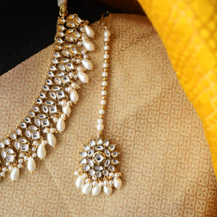 Heera white stone kundan short necklace with earrings and tikka 14854233