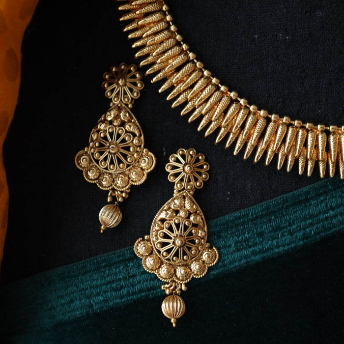 Antique gold short necklace and earrings G099