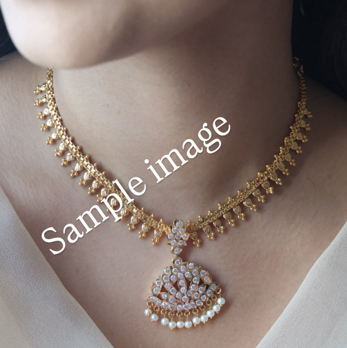 Heritage gold plated white stone short necklace H989