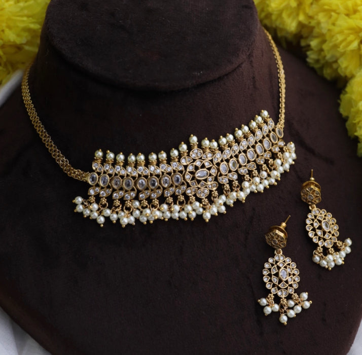 Antique  white short necklace with earrings 148548