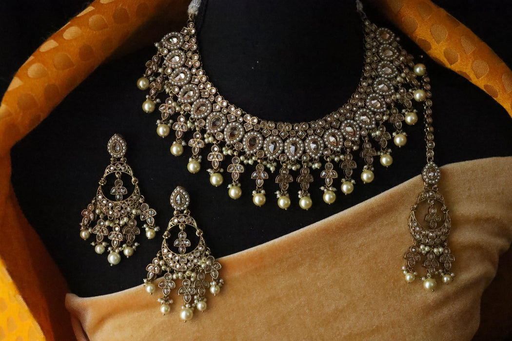 Trendy short necklace with earrings and tikka 13450